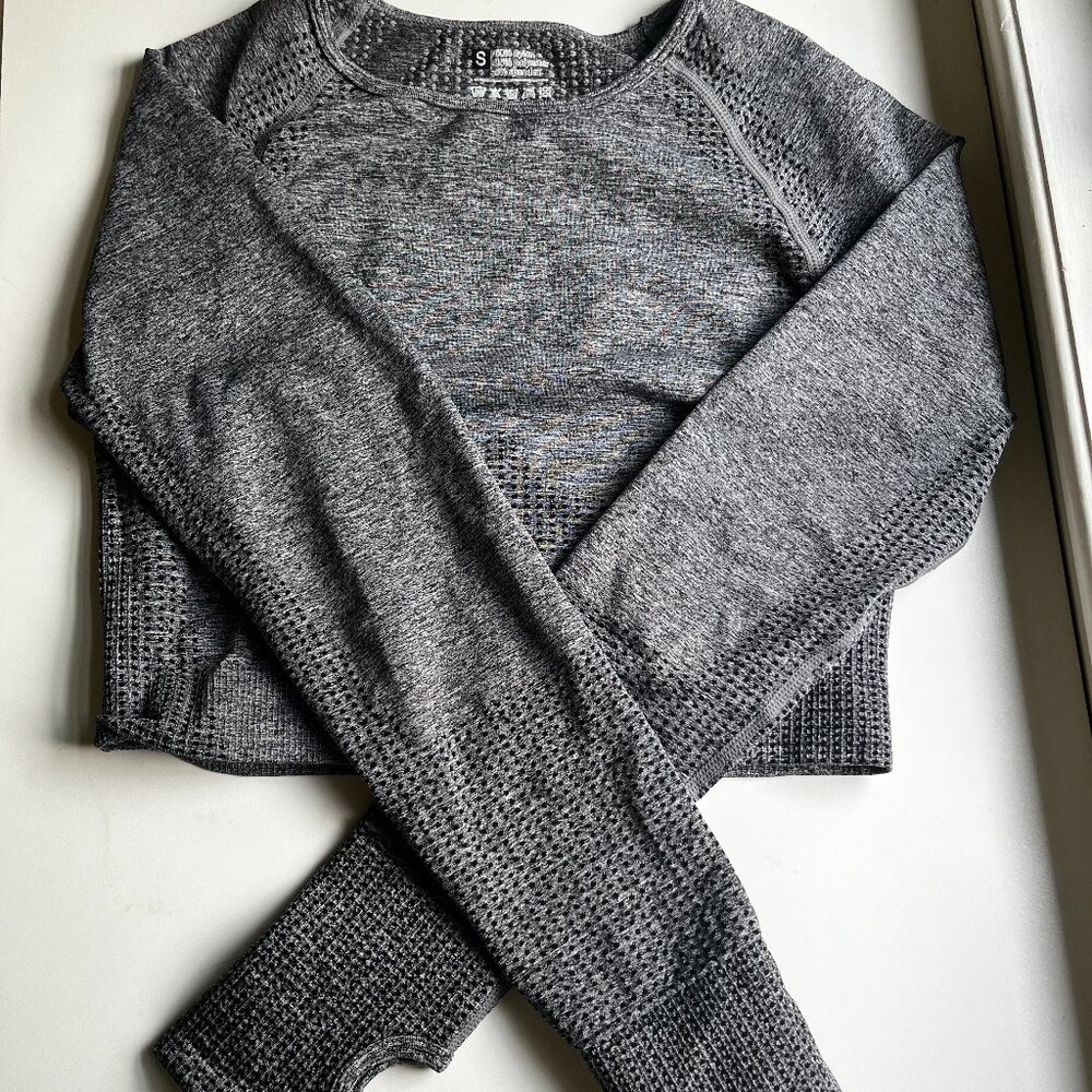 Fitted, long-sleeve crop top athletic top
